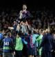 Gerard Piqué, manteado por sus compañeros tras el partido