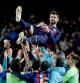 Gerard Piqué manteado por los jugadores
