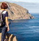 Una joven contempla el mar en el parque rural de Anaga, en Tenerife