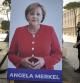 Un cartel con el retrato de Merkel en Tirana, sede ayer de la cumbre UE-Balcanes; la capital de Albania colgó fotos de líderes europeos