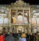 foto XAVIER CERVERA 16/12/2022 mapping del belen audiovisual sobre la fachada del ajuntament barcelona ,en plaça sant jaume con ciudadanos haciendose selfies con su telf mobil
