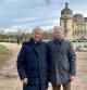 Mario Vargas Llosa y su hijo mayor, Álvaro, este sábado junto al castillo de Chantilly