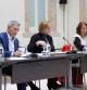 Imatge del conseller d'Educació, Josep Gonzàlez-Cambray; la vicepresidenta del Parlament, Alba Vergés i la Síndica de Greuges, Esther Giménez-Salinas, en la comissió de seguiment del pacte contra la segregació escolar.