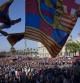 Aficionados del Barça celebran el título de Liga 2012-13 en la rua del primer equipo por el centro de Barcelona