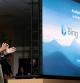 Yusuf Mehdi, vicepresidente de Microsoft de software de consumo, muestra las novedades en el buscador Bing y el navegador Edge