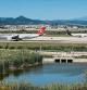 foto XAVIER CERVERA 26/05/2022 en la pista q da al mar mediterraneo del aeropuerto del Prat Llobregat ,Barcelona BCN, es la q esta mas tocando a los manglares, laguna, d la Ricarda, zona del parque natural del espacio protegido del Delta del Llobregat ,q AENA quiere derribar -en parte- para ampliar la pista con aviones (mas cercanos en la imagen) para aumentar el trafico aereo, pasajeros, del aeropuerto de BCN