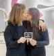 María Casado y Martina diRosso posando con la ecografía