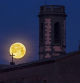 La luna llena entre los campanarios de Santa Maria d'Olost.