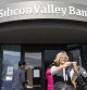 Una mujer delante de las oficinas del Silicon Valley Bank en Santa Clara, California