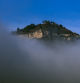 La ermita de Santa Perpètua de Vespella emerge como una isla entre la niebla.