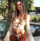 La topmodel Alessandra Ambrosio con un bohemio look en el primer día de Coachella 2023