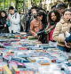 foto XAVIER CERVERA 23/04/2022 parada d libros en passeig de gracia ,barcelona rosas paraguas lluvia libros sol granizado ...en el regreso triunfal -con superilla literaria incluida (en el eixample)- en la vuelta del sant jordi (sin restricciones) post covid