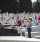 Una mujer coloca flores en una de las lápidas del Cementerio de San Fernando, en Sevilla, Andalucía (España), a 28 de octubre de 2020. El 1 de noviembre, Día de Todos los Santos, los cementerios son visita obligada para muchos españoles, que acuden a los camposantos de su localidad o a donde descansan los restos de sus familiares para depositar flores en sus tumbas. Este año, marcado por el coronavirus, numerosas ciudades han impulsado una serie de medidas para evitar aglomeraciones en los cementerios, pero sin dejar el servicio de visitas durante la segunda ola de la pandemia. El Cementerio de San Fernando fue construido a lo largo del año 1852 y abrió sus puertas al primer entierro el día 1 de enero de 1853.En las vías principales se encuentran las tumbas, mausoleos o monumentos funerarios de toreros, guitarristas, poetas, escultores, políticos, deportistas, cantaores y cantaoras, entre ellos destacan los de Joselito 