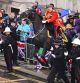 - Un caballo retrocede hacia la multitud durante la Procesión de la Coronación en el centro de Londres