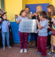 Alegría de niños y niñas en la apertura de la Biblioteca Mágica en el colegio Los Cerezos.
