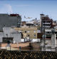foto XAVIER CERVERA 08/09/2022 entre edificios viviendas pisos... se observa un avión de la compañia aerea Vueling sobrevuela el prat de llobregat pocos minutos antes de aterrizar en el aeropuerto josep tarradellas