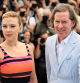 Scarlett Johansson y Wes Anderson posan durante el photocall