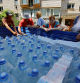 Reparto de agua el sábado en Hola Pristan, en la región de Jersón, tras la inundación provocada por la rotura de la presa de Kajovka