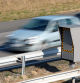 Un coche pasa junto a un radar de velocidad