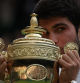 Carlos Alcaraz besa el trofeo de WImbledon, el segundo Grand Slam de su carrera, este domingo