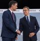 Pedro Sánchez y Alberto Núñez Feijóo se saludan antes del arranque del cara a cara de Atresmedia