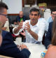 El primer ministro británico, Rishi Sunak, conversando ayer con votantes conservadores en el distrito de Uxbridge