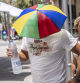 PALMA DE MALLORCA (ISLAS BALEARES), 11/07/2023.- Un hombre con un gorro con sombrilla durante la ola de Calor este martes en el centro de Palma (Islas Baleares). EFE/ Cati Cladera