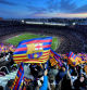 Aficionados del FC Barcelona enarbolan banderas en el Camp Nou