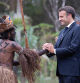 Macron saludando a un indígena que acababa de hacer una danza en su honor en Touho ayer en el norte de Nueva Caledonia durante la visita del presidente francés, que anunció una reforma constitucional específica para este territorio galo del Pacífico sur.