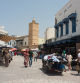 Céntrica calle con comercios y peatones en Kairouan.