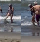 La tierna escena de una pareja de ancianos jugueteando en la playa que ha enamorado a millones de personas: “El amor no tiene edad”