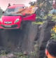 El espeluznante vídeo en el que un coche cae por una cascada en la India con dos ocupantes