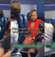 Llama la atención a un niño por pegarle patadas en el avión y la respuesta de la madre sorprende a todos