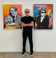 Pierce Brosnan entre dos de sus pinturas dedicadas a Picasso y Bob Dylan