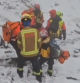 Momento del rescate a tres excursionistas rescatados en los Pirineos con signos de hipotermia grave