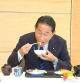 El primer ministro japonés come pescado en Fukushima para demostrar que el agua no está contaminada