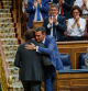Óscar Puente y Pedro Sánchez se abrazan tras la intervención del socialista, este pasado martes