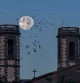 La luna se va encajando en los campanarios de la catedral del Lluçanès.
