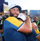 Jon Rahm, el de Barrika, se abraza a Rory McIlroy este domingo en el Club de Golf de Marco Simone