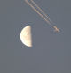 La luna cuarto menguante y el avión.