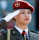 La princesa Leonor se estrena con uniforme militar para ver el desfile con los reyes