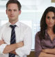 Patrick J. Adams y Meghan Markle en una imagen de la serie