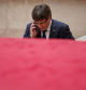 Carles puigdemont habla por telefono antes del inicio de la sesión de la tarde en el Parlament de Catalunya. Foto David Airob