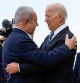 Biden se ha abrazado con Netanyahu a su llegada al aeropuerto Ben Gurión, en Israel