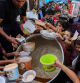 Niños de Gaza recibiendo comida en una escuela de la ONU al sur de la franja