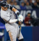 Aaron Judge, gran estrella de los Yankees, batea durante un partido de esta temporada