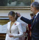 Gesto de complicidad entre el Rey Felipe y la princesa Leonor en la imposición de las medallas de la Cortes