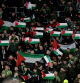 Banderas palestinas en la grada del Celtic Park durante el partido que los escoceses jugaron contra el Atlético en Champions