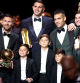 Messi posando con sus hijos y sus compañeros de selección el Dibu Martínez, Lautaro y Julián Álvarez