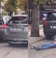 Pugna entre un coche y un hombre que se sienta en una plaza de parking para reservar el sitio: "De locos"